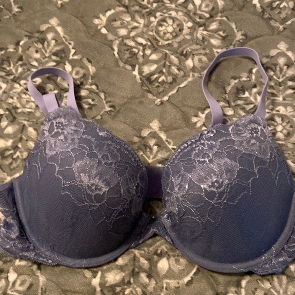 Maidenform 38B blue lacy bra.